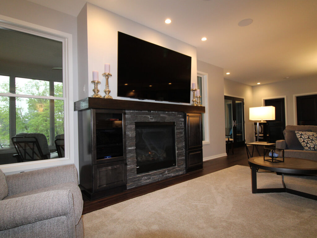 Turner - Livingroom with fireplace and TV